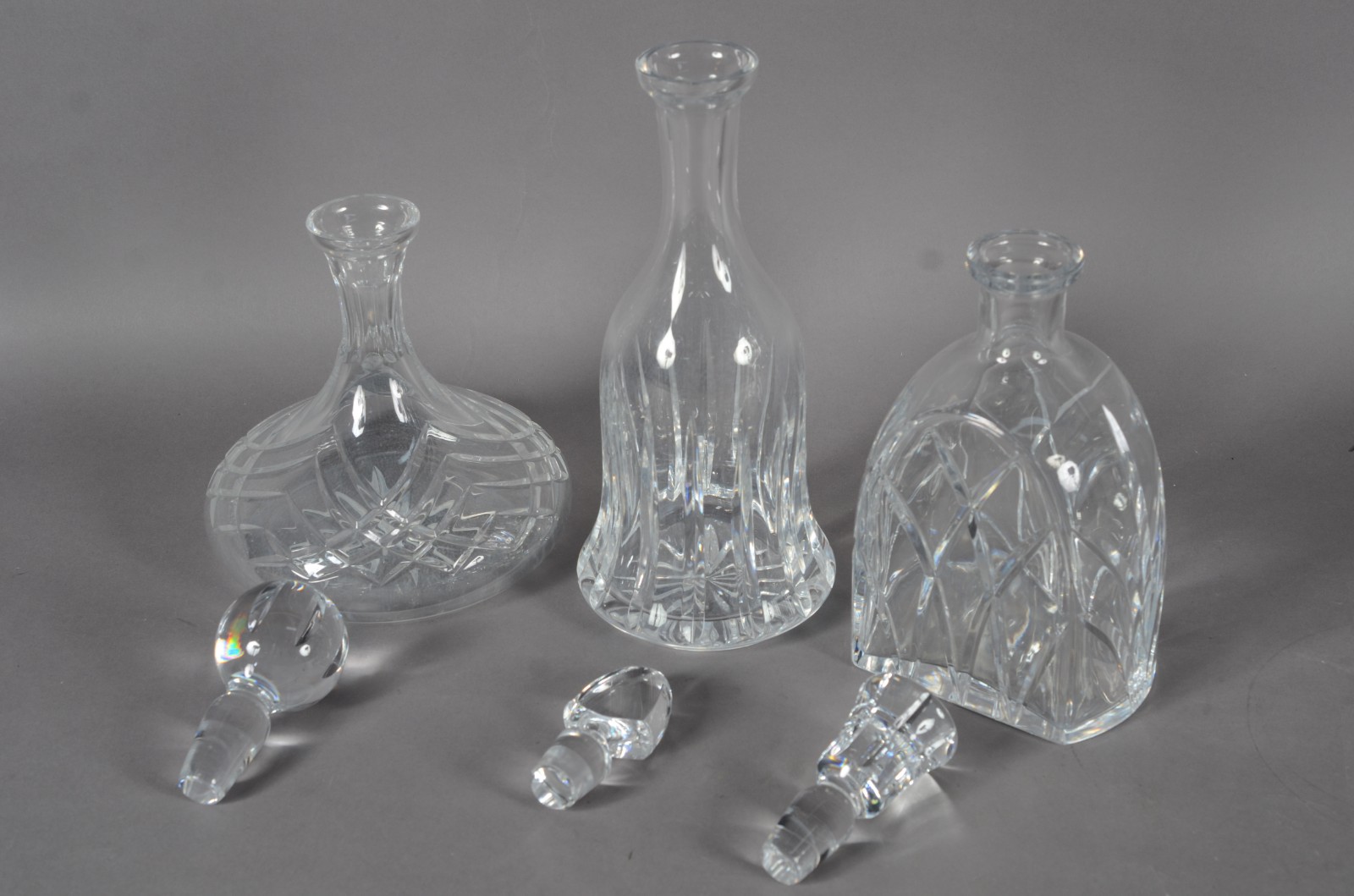 Três garrafas de cristal portugues lapidado, marcadas na base... - foto 5 de 10