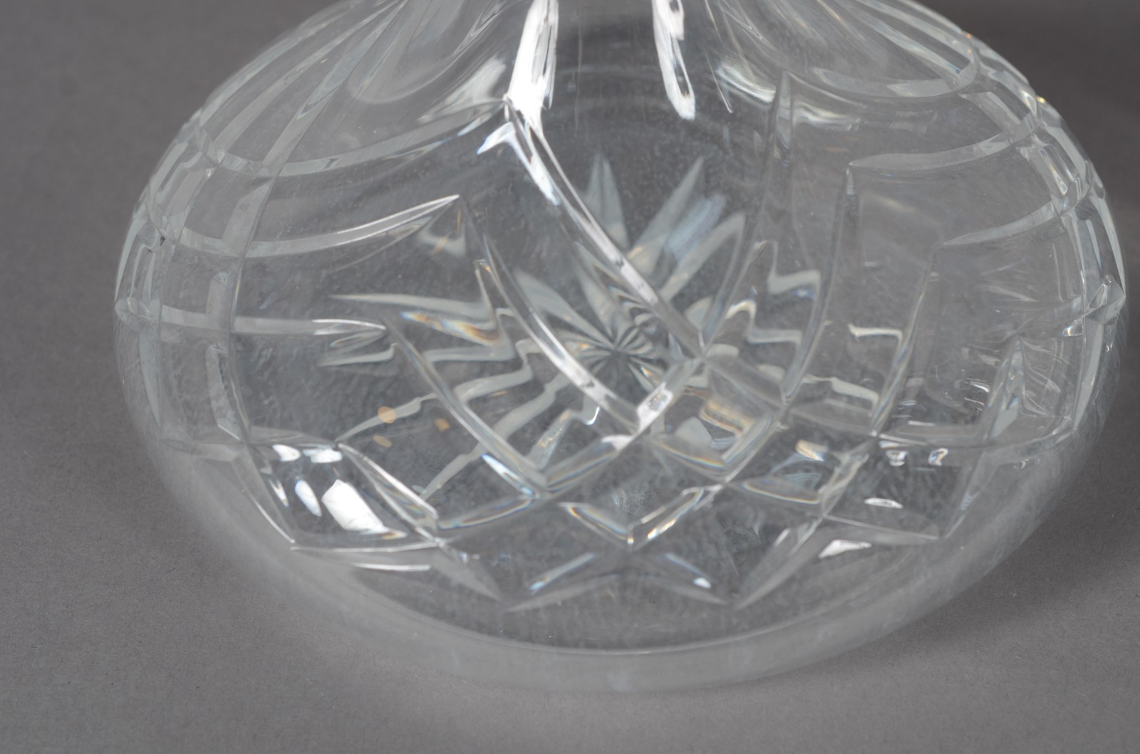 Três garrafas de cristal portugues lapidado, marcadas na base... - foto 6 de 10