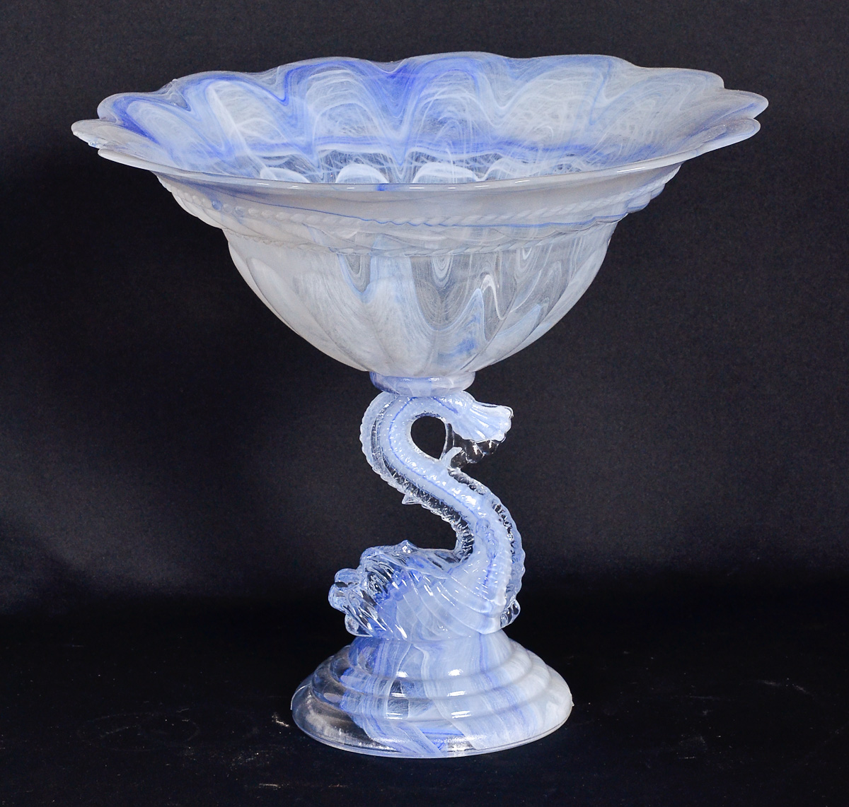Fruteira italiana na cor azul mesclada, base feitio peixe, alt. 26 cm.