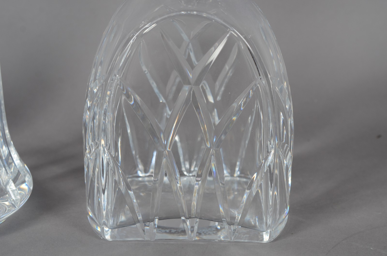 Três garrafas de cristal portugues lapidado, marcadas na base... - foto 8 de 10