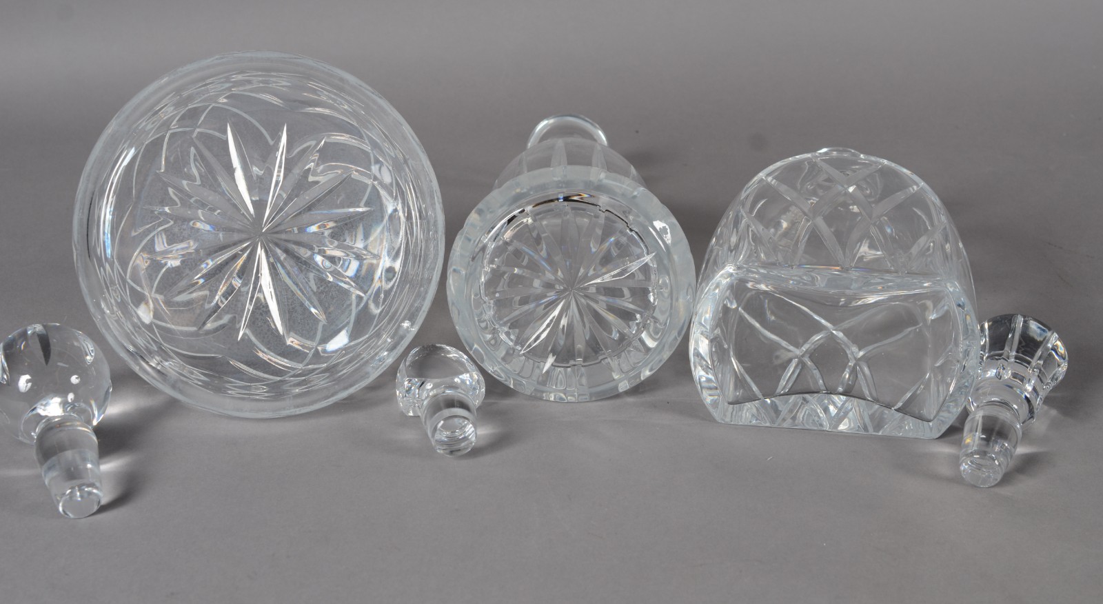 Três garrafas de cristal portugues lapidado, marcadas na base... - foto 9 de 10