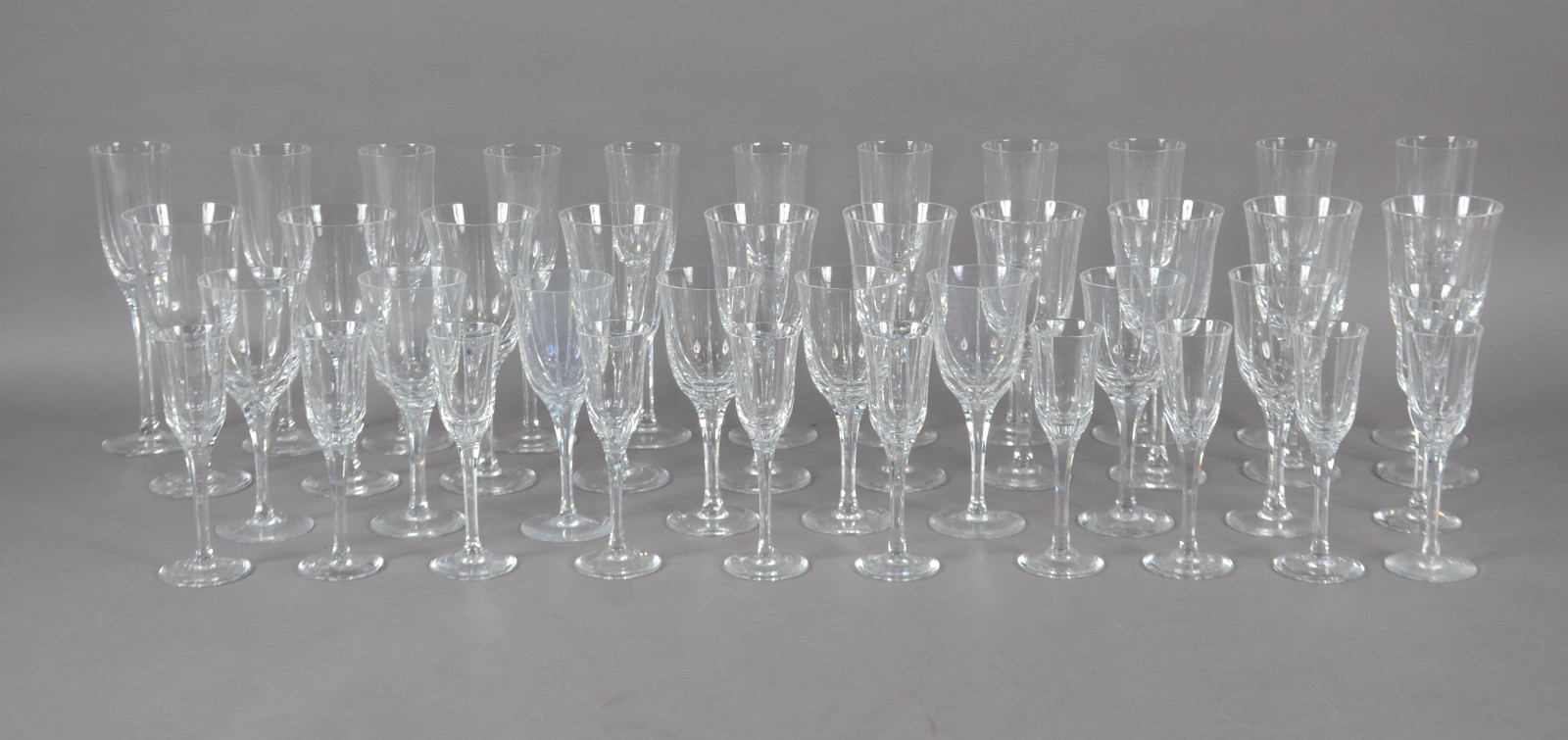 Serviço de cristal português composto de: 11 flutes (u com pequeno... - foto 1 de 7