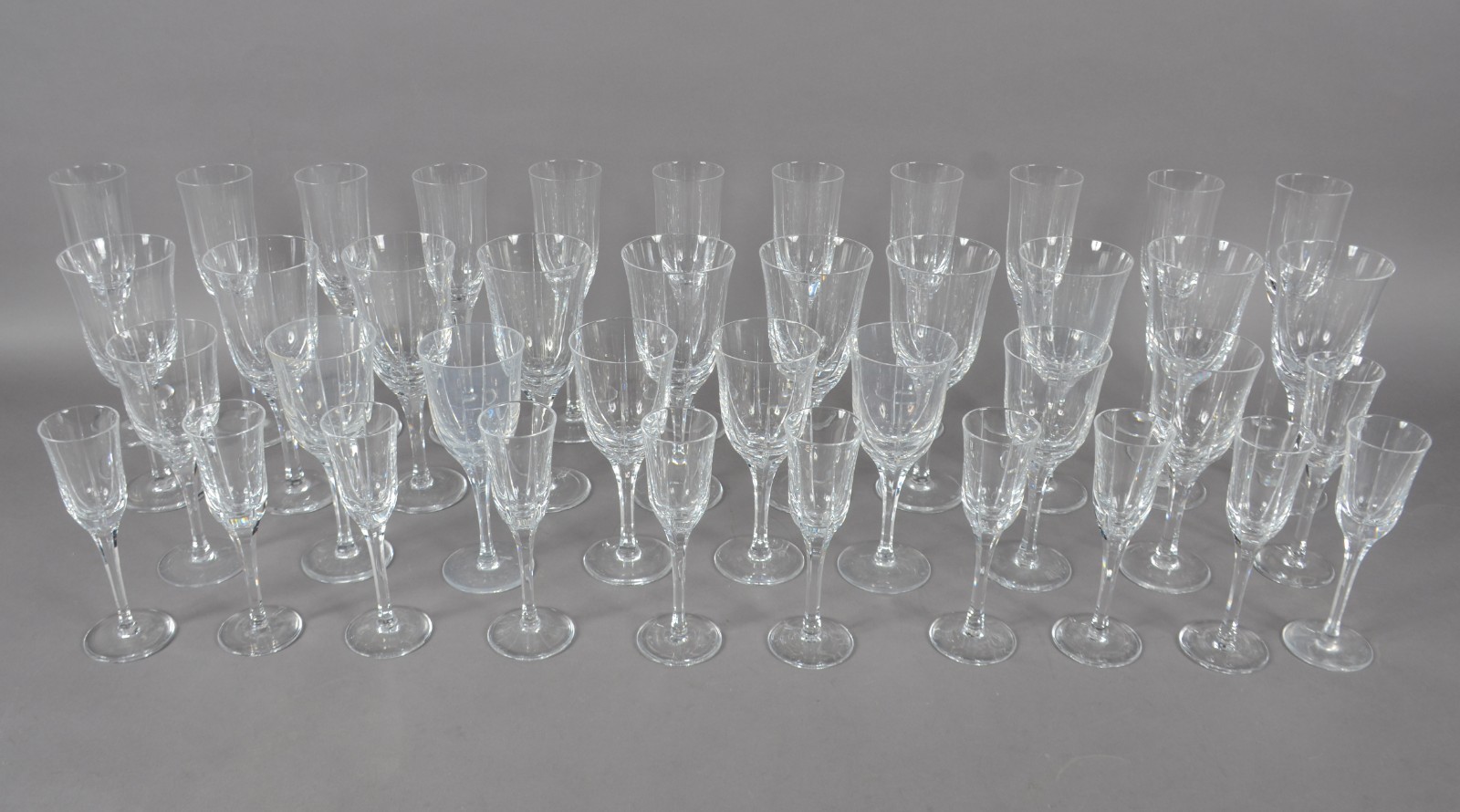 Serviço de cristal português composto de: 11 flutes (u com pequeno... - foto 2 de 7