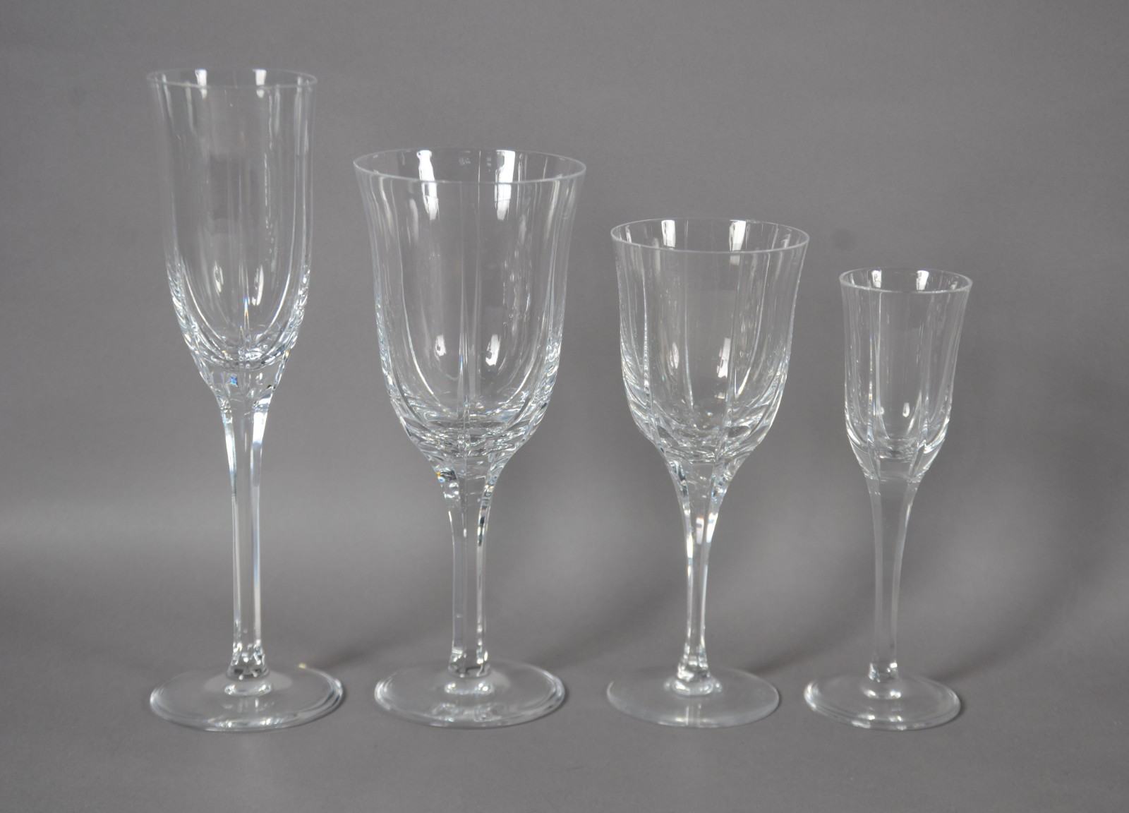 Serviço de cristal português composto de: 11 flutes (u com pequeno... - foto 3 de 7