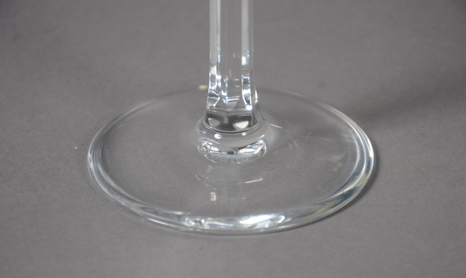 Serviço de cristal português composto de: 11 flutes (u com pequeno... - foto 4 de 7
