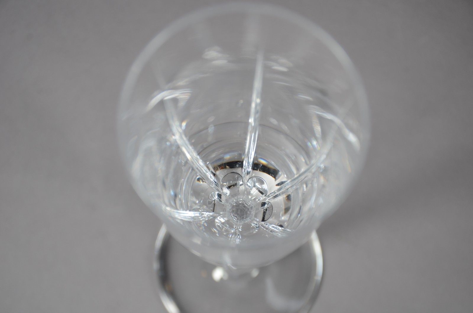 Serviço de cristal português composto de: 11 flutes (u com pequeno... - foto 5 de 7
