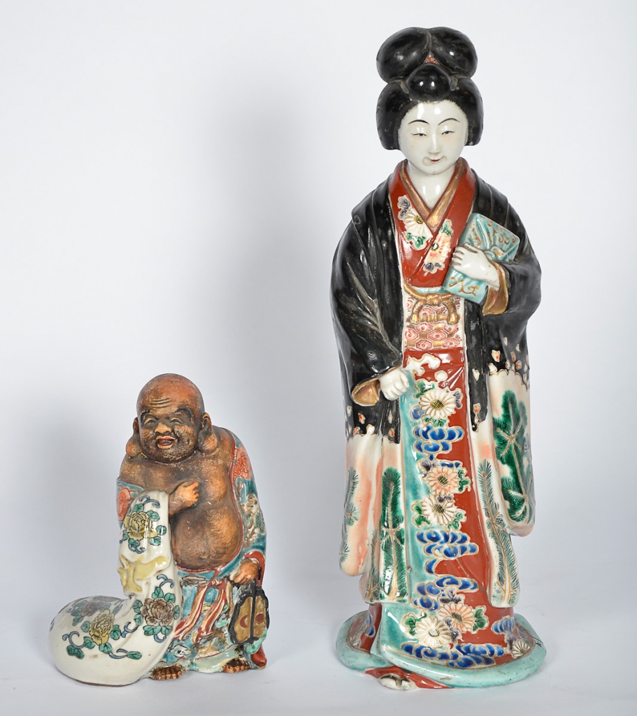 Duas estatuetas de porcelana policromada repres. Gueixa e Buda (alts...