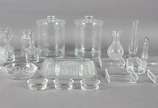 Diversas peças de vidro, sendo: par de potes co... - Diversas peças de vidro, sendo: par de potes com tampas, bomboniere, vaso, pote pequeno com tampa, 4 porta confeitos retangulares, duas galhetas...