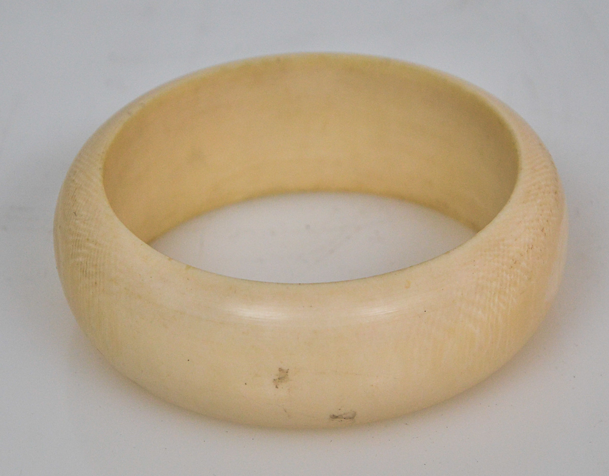 Pulseira de marfim, 3 cm.de largura.