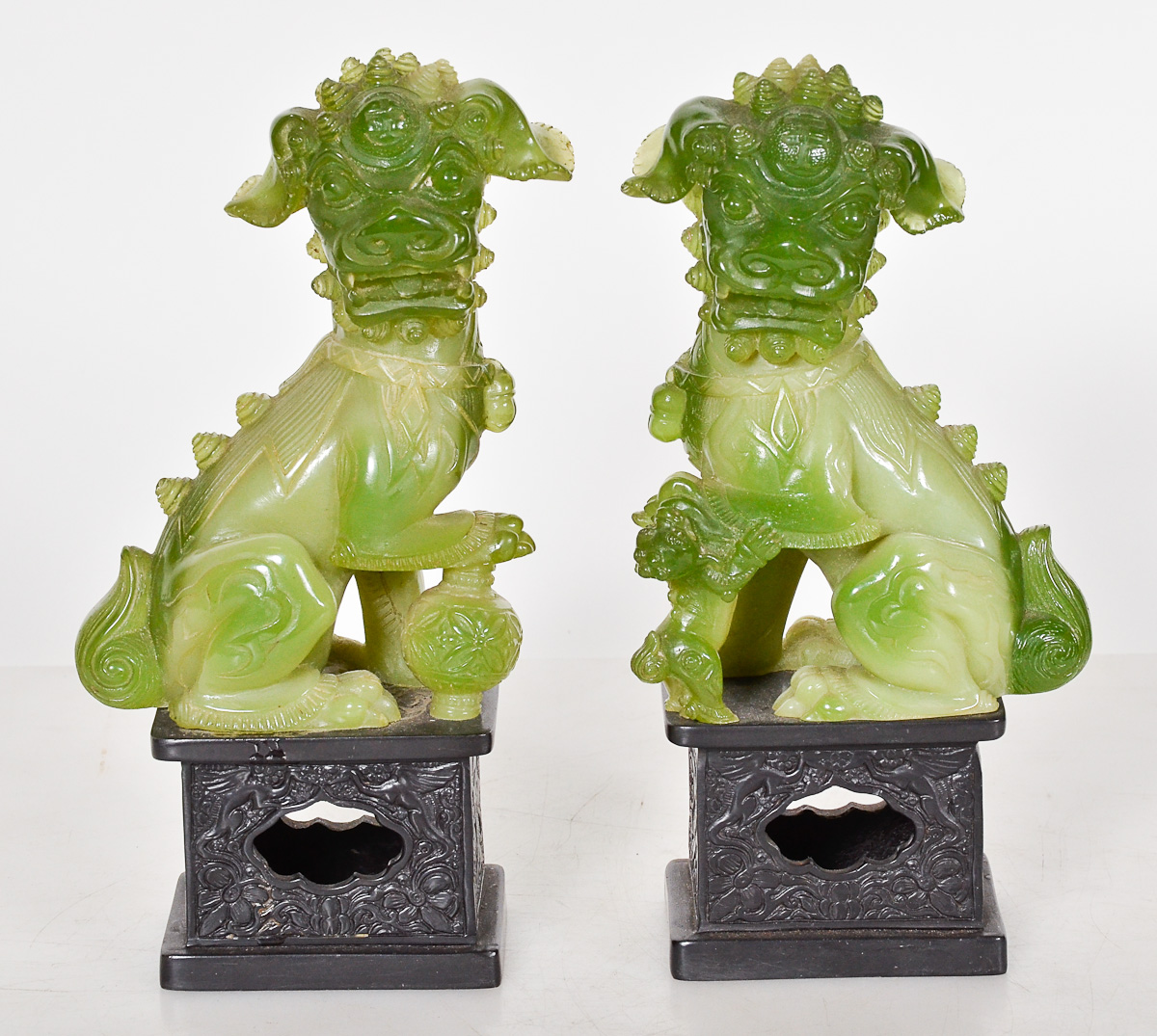 Par de cães de Fó de resina verde jade, alt. 26 cm.