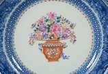 Vista Alegre (1824),  - Serviço de café de porcelana portuguesa "Mandarin Bouquet" composto de: 8 pratos de sobremesa e 6 xícaras de chá com pires. Total: 14 peças.