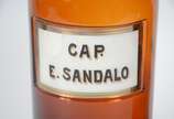 Dois antigos potes de farmácia de vidro âmbar, ... - Dois antigos potes de farmácia de vidro âmbar, com inscrições "Cap. E. Sandalo" e "Mostaza". Desgastes.