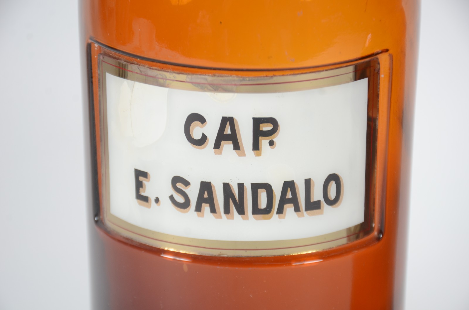 Dois antigos potes de farmácia de vidro âmbar, com inscrições "Cap... - foto 2 de 8