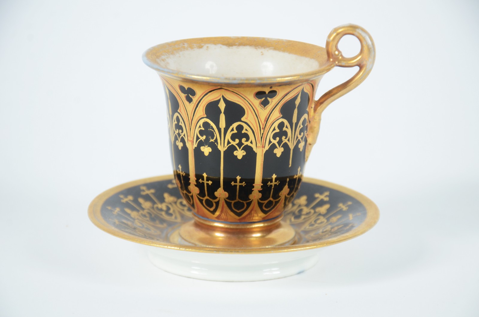 Xícara com pires de porcelana europeia decorada com guirlandas e... - foto 1 de 7
