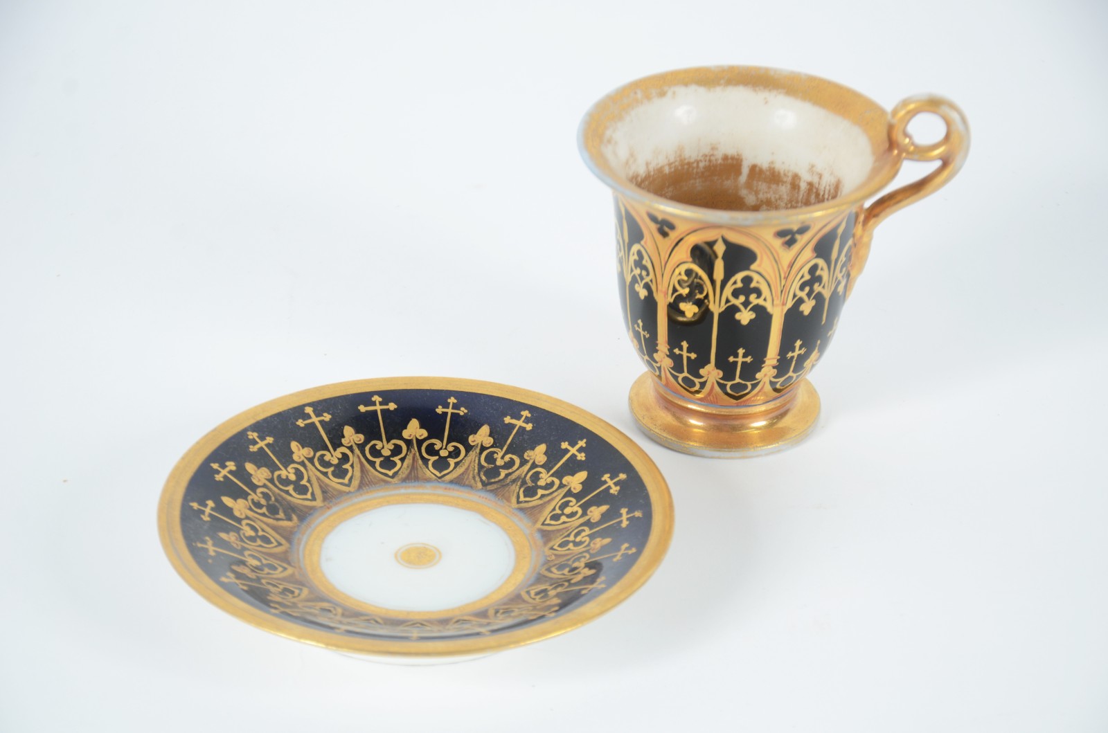 Xícara com pires de porcelana europeia decorada com guirlandas e... - foto 2 de 7