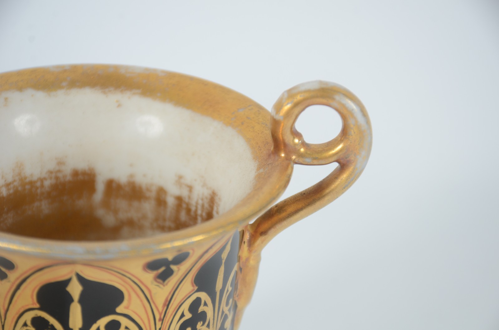 Xícara com pires de porcelana europeia decorada com guirlandas e... - foto 3 de 7