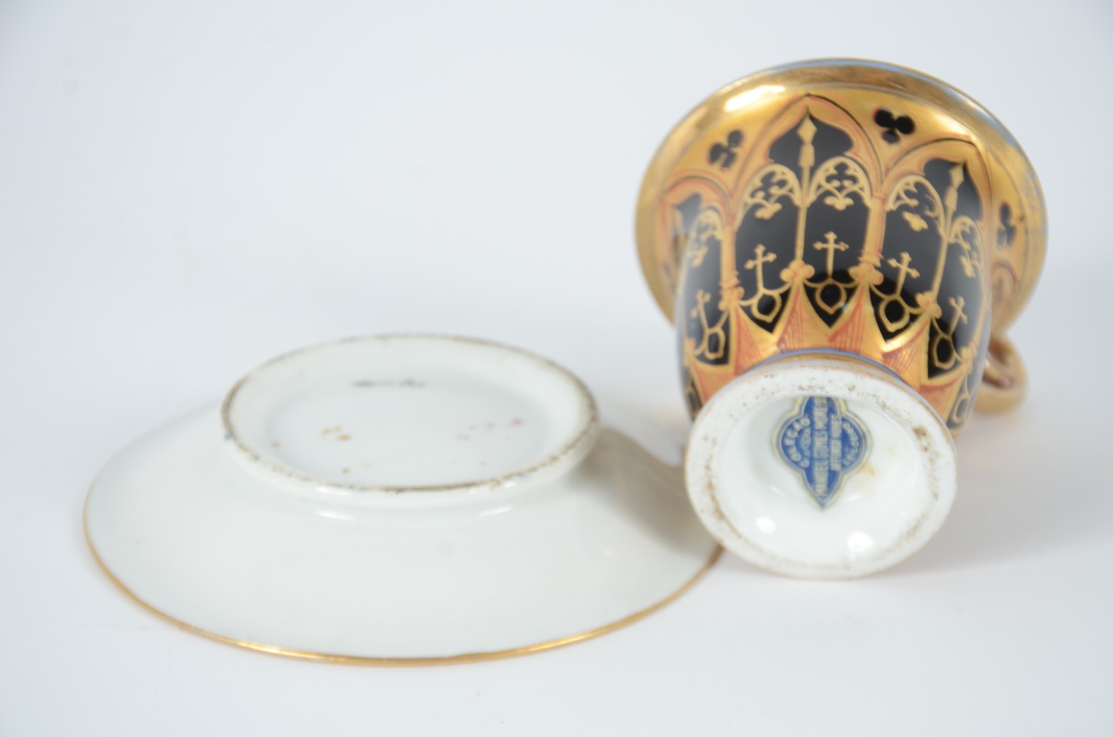 Xícara com pires de porcelana europeia decorada com guirlandas e... - foto 4 de 7