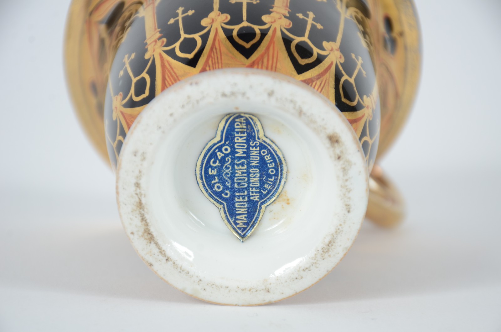 Xícara com pires de porcelana europeia decorada com guirlandas e... - foto 5 de 7