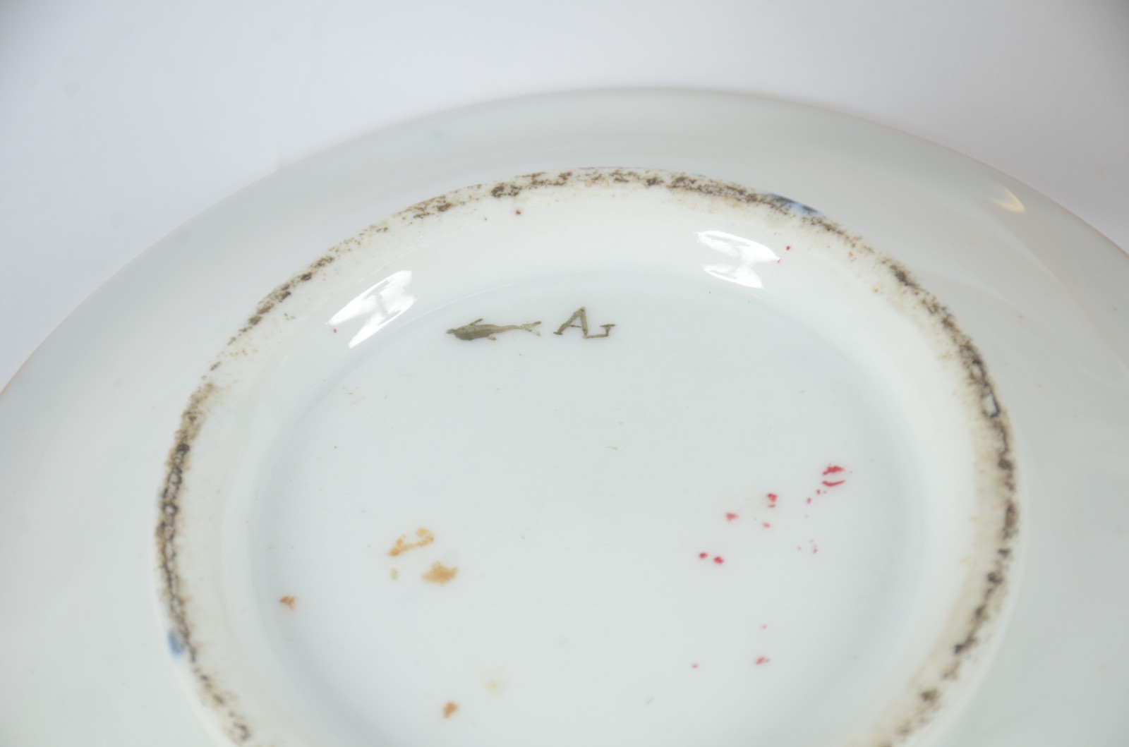 Xícara com pires de porcelana europeia decorada com guirlandas e... - foto 6 de 7