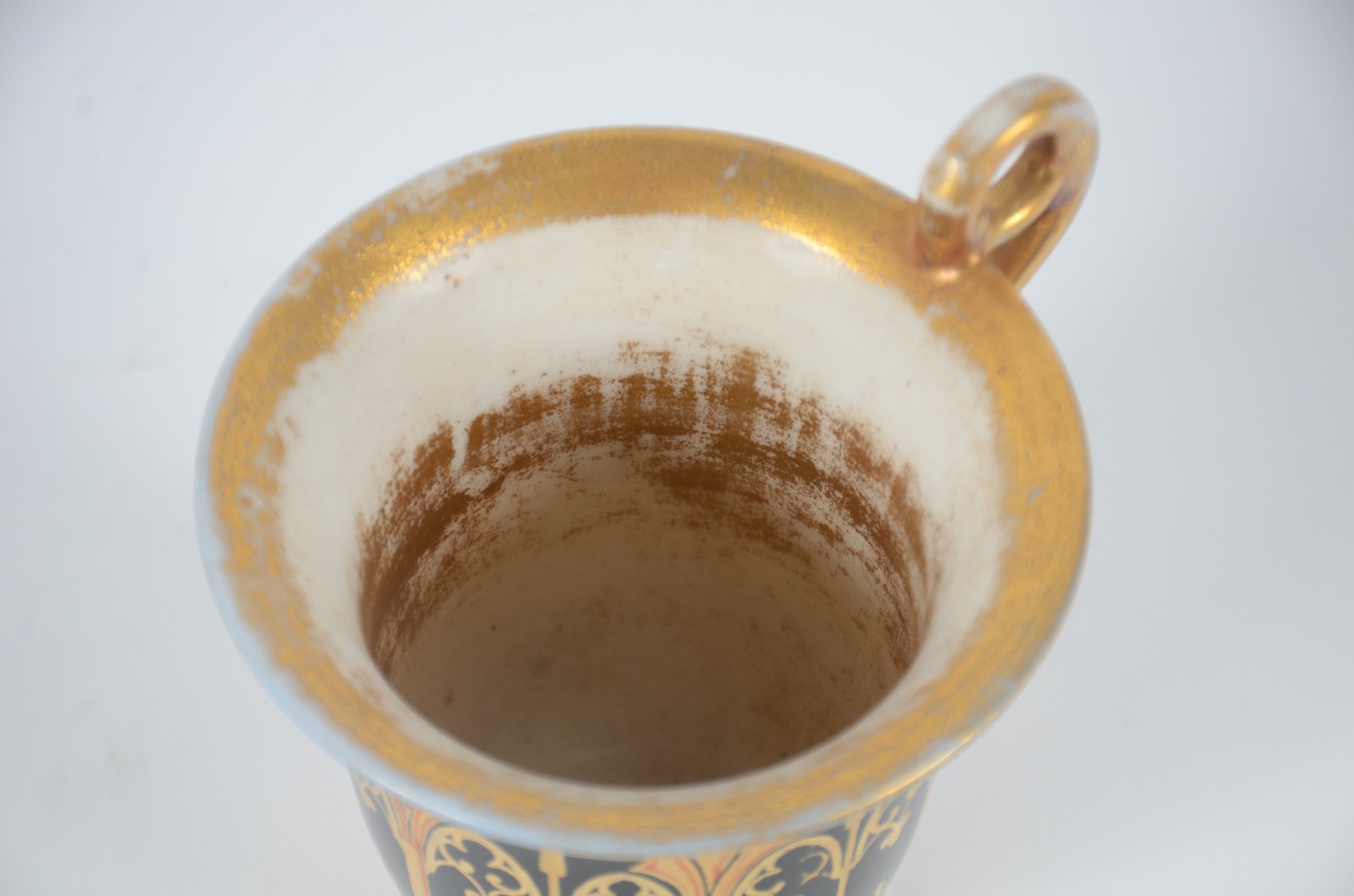 Xícara com pires de porcelana europeia decorada com guirlandas e... - foto 7 de 7