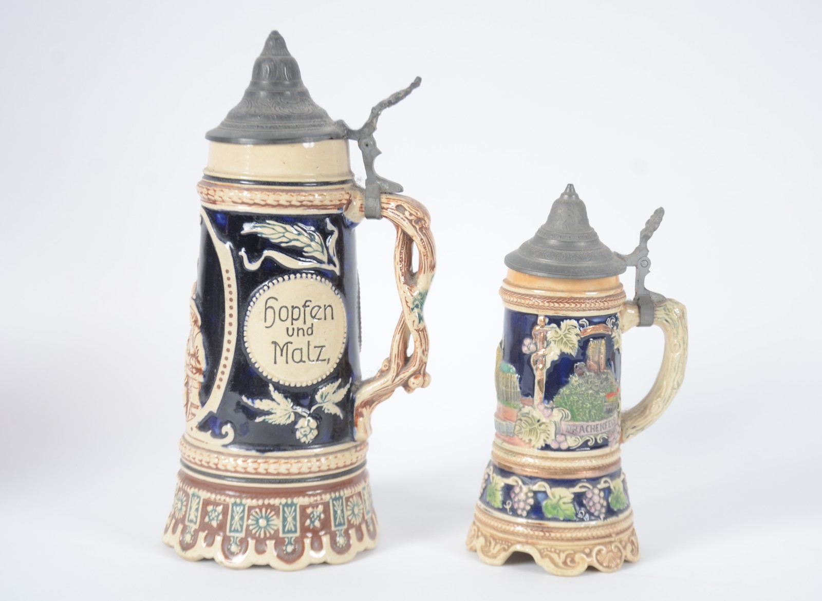 Dois tankards para cerveja de cerâmica alemã com cenas típicas em... - foto 1 de 11