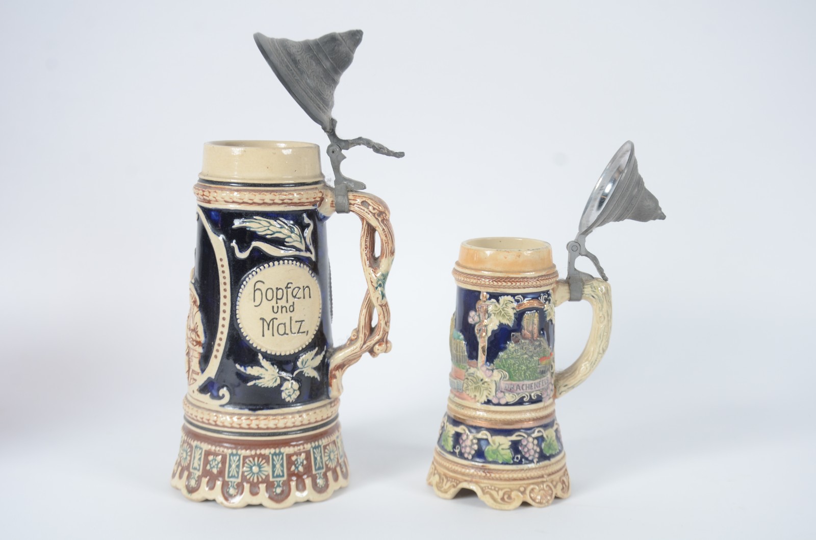 Dois tankards para cerveja de cerâmica alemã com cenas típicas em... - foto 2 de 11