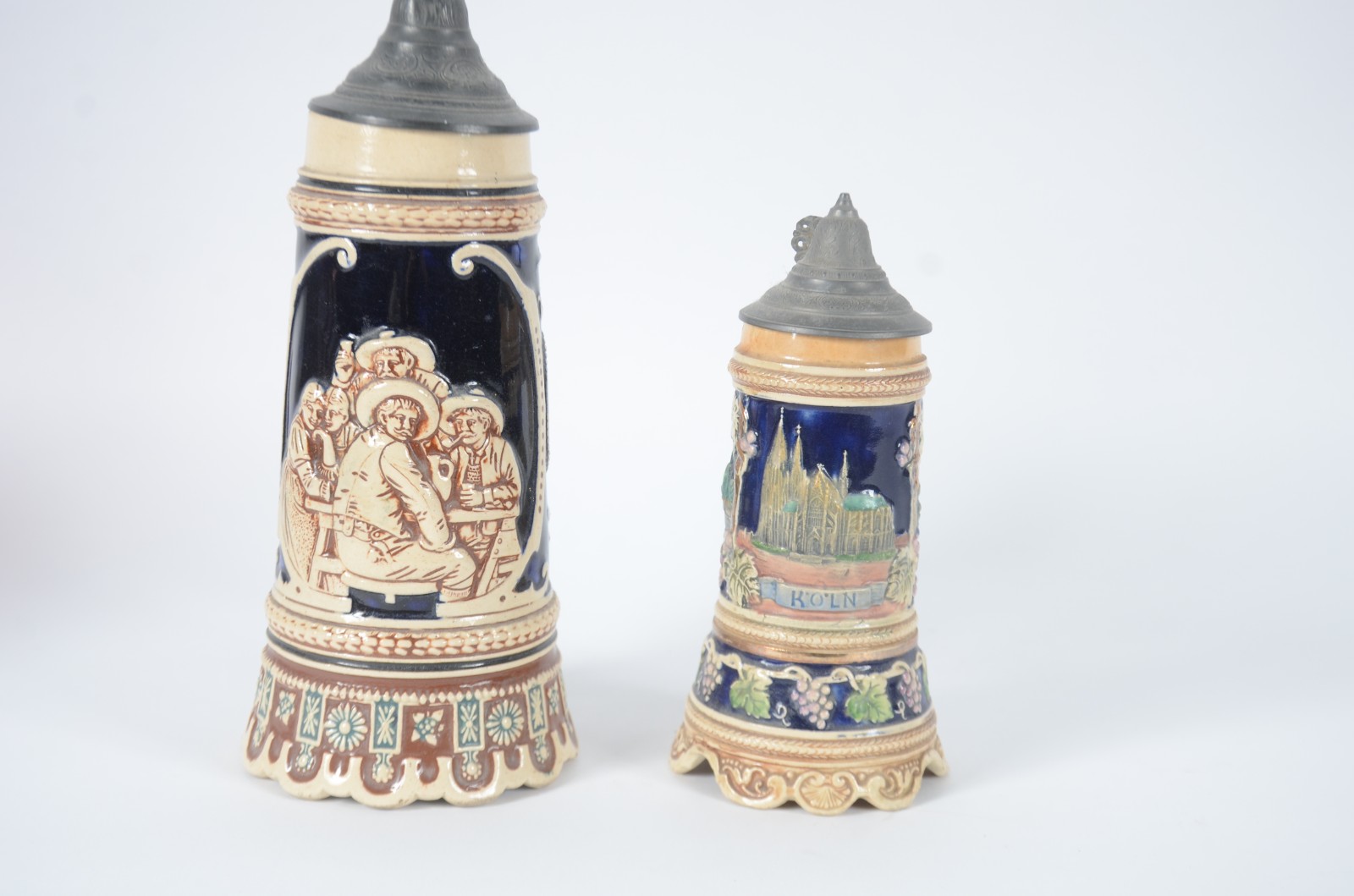 Dois tankards para cerveja de cerâmica alemã com cenas típicas em... - foto 4 de 11