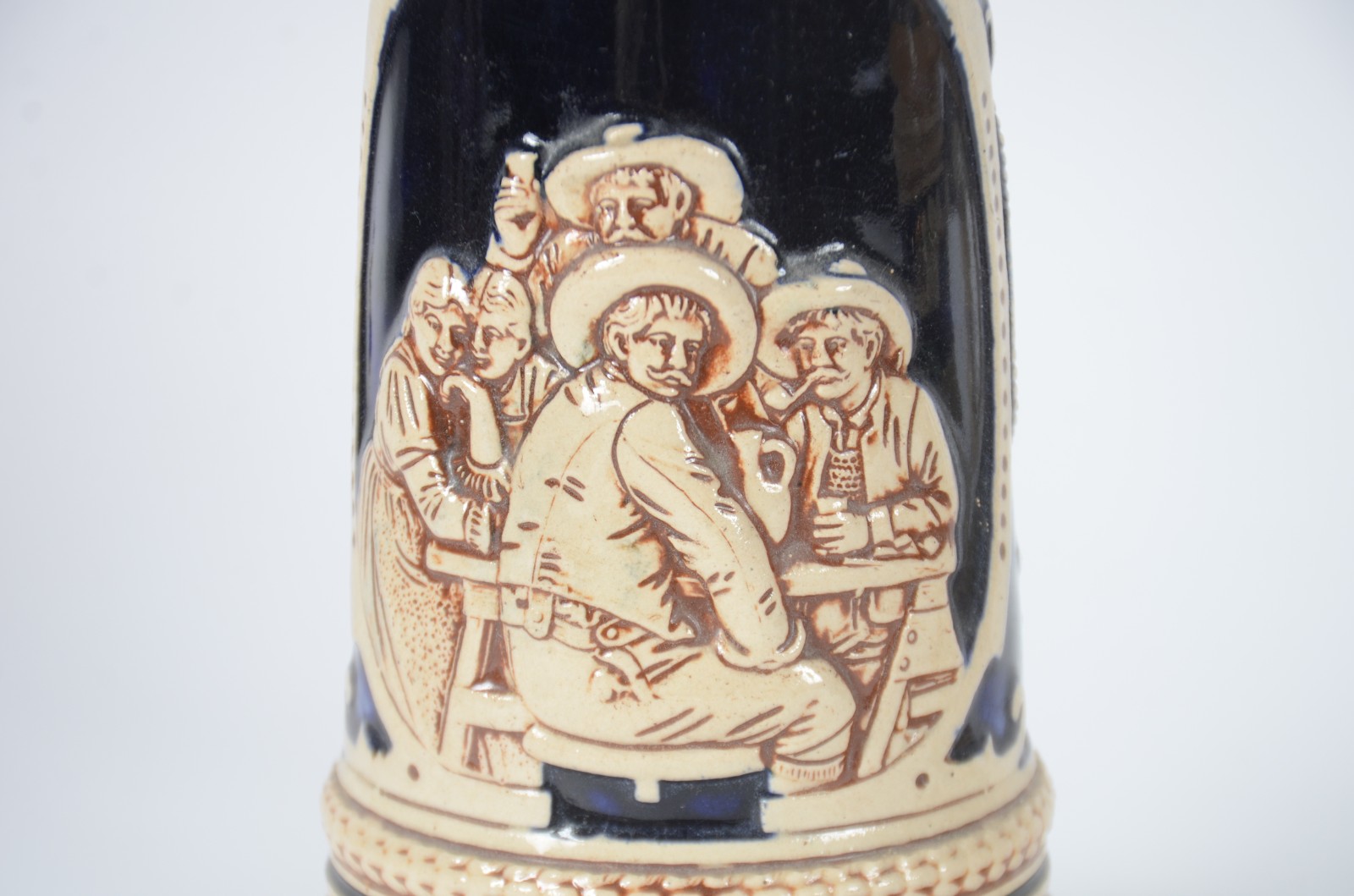 Dois tankards para cerveja de cerâmica alemã com cenas típicas em... - foto 6 de 11
