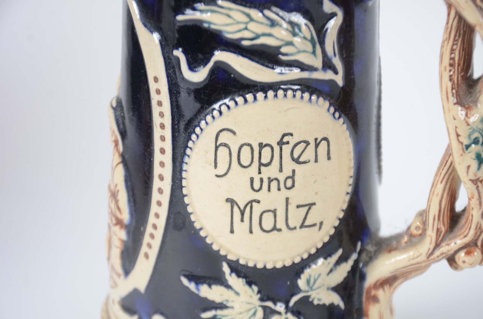 Dois tankards para cerveja de cerâmica alemã com cenas típicas em... - foto 7 de 11