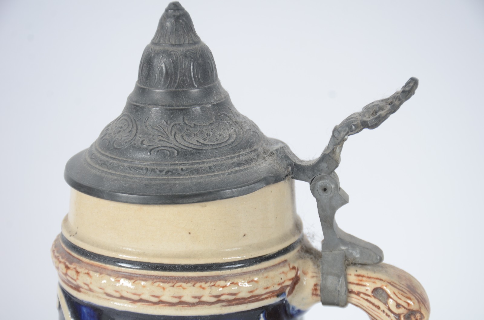 Dois tankards para cerveja de cerâmica alemã com cenas típicas em... - foto 9 de 11