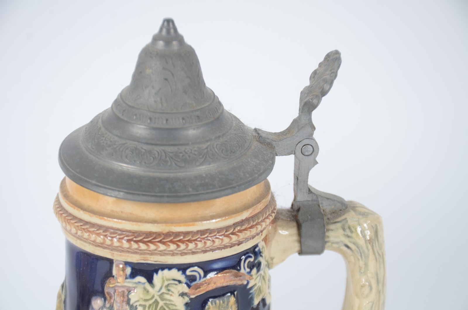 Dois tankards para cerveja de cerâmica alemã com cenas típicas em... - foto 10 de 11