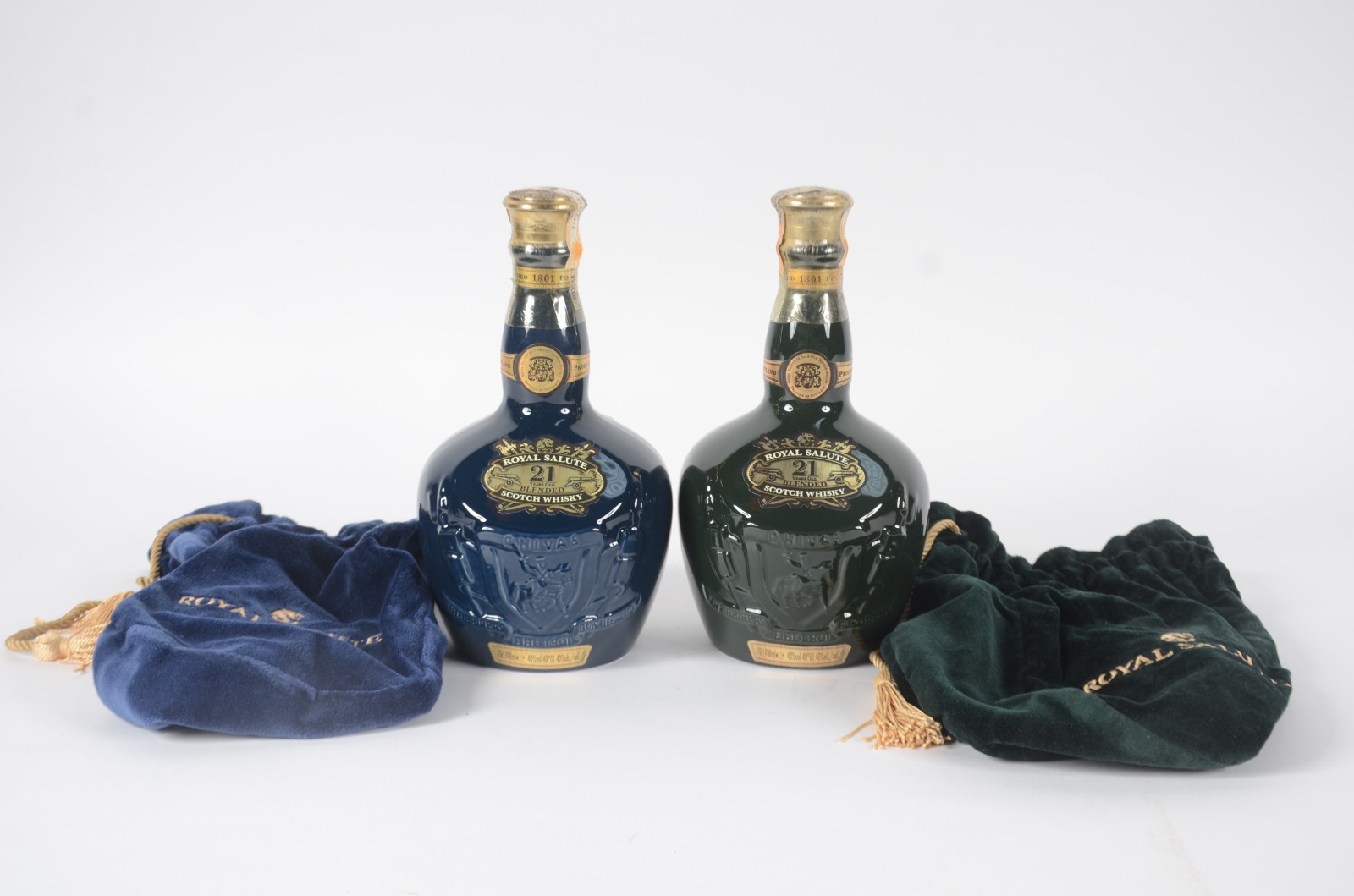 Duas garrafas de Whisky Royal Salute. - foto 2 de 10