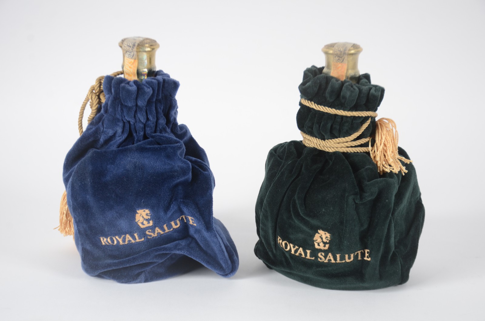 Duas garrafas de Whisky Royal Salute. - foto 3 de 10