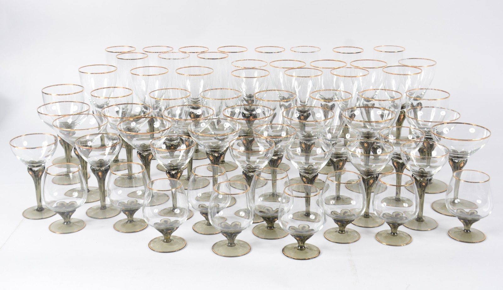 Serviço de copos de cristal com base fumê e dourado composto de: 11... - foto 1 de 7