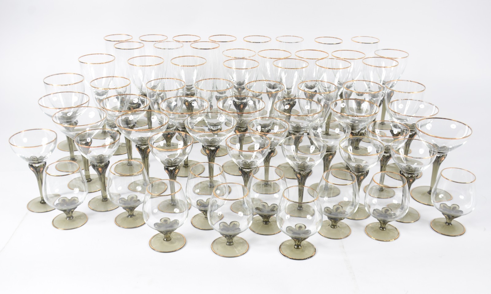 Serviço de copos de cristal com base fumê e dourado composto de: 11... - foto 2 de 7