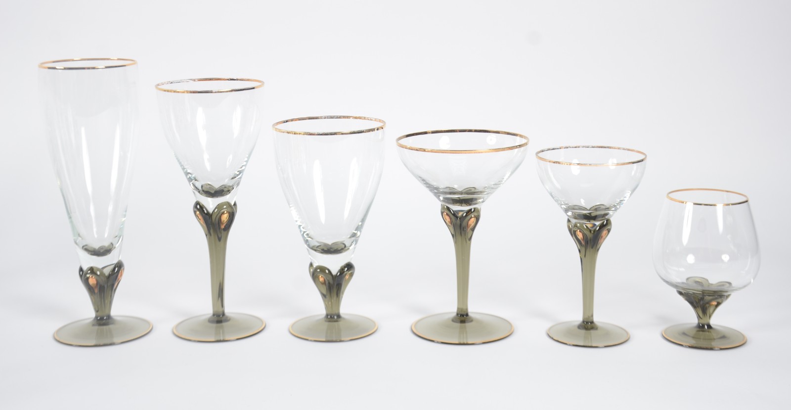 Serviço de copos de cristal com base fumê e dourado composto de: 11... - foto 3 de 7