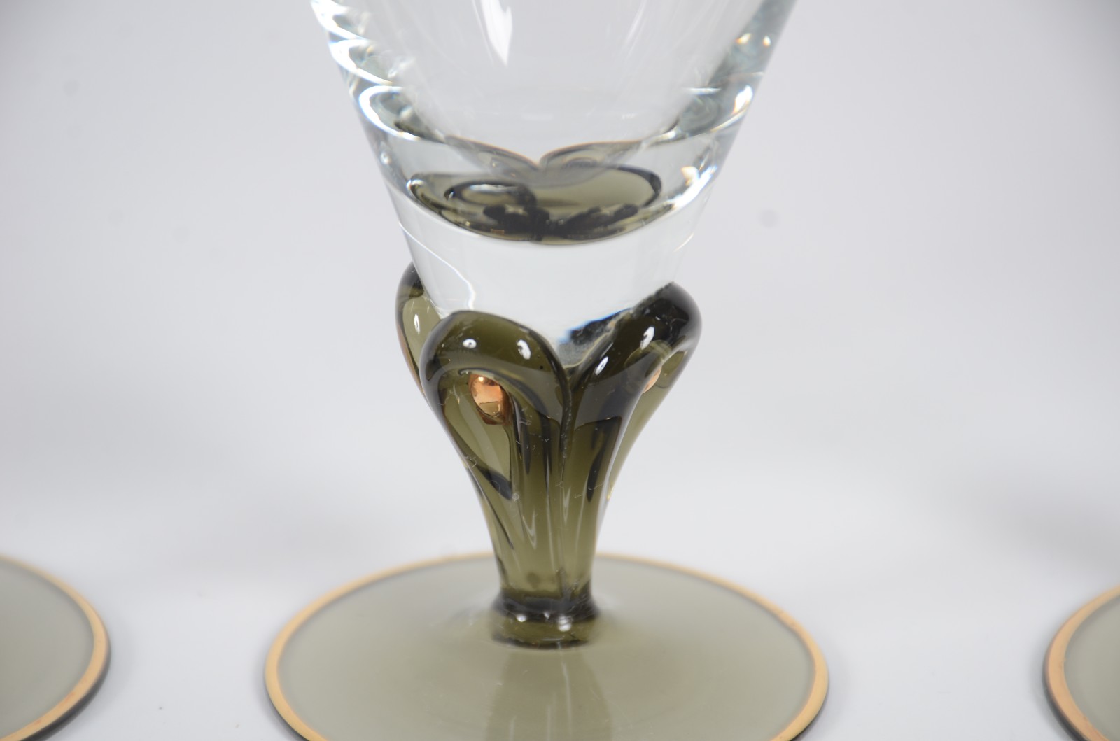 Serviço de copos de cristal com base fumê e dourado composto de: 11... - foto 4 de 7