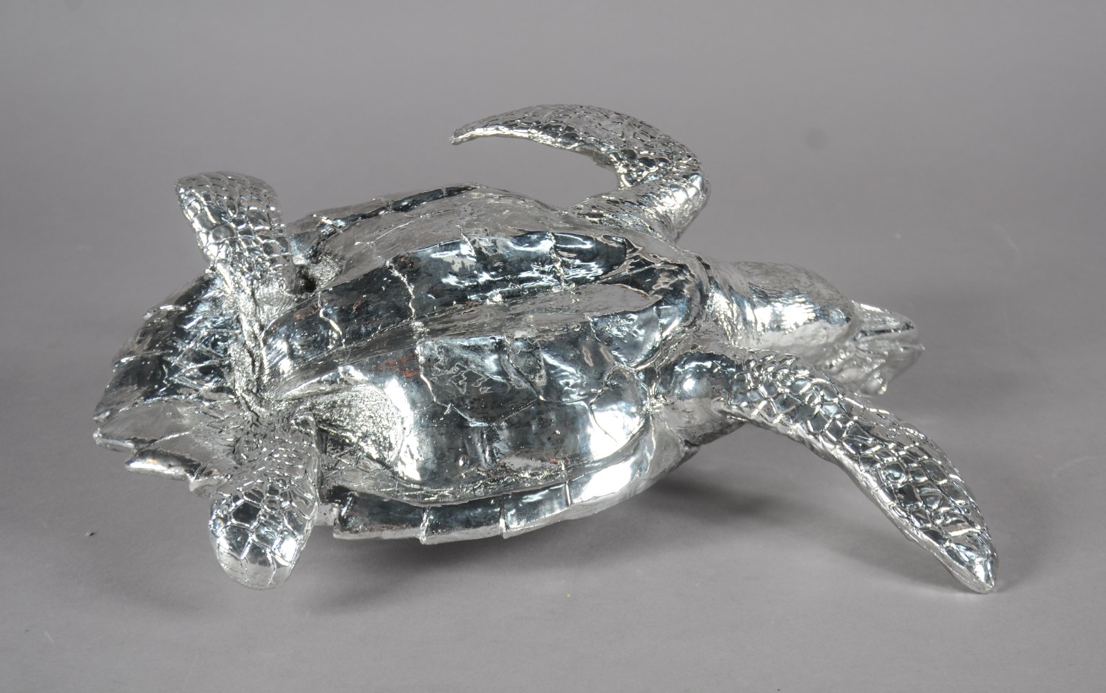 Escultura na forma de tartaruga de resina prateada com espelhos. - foto 10 de 10