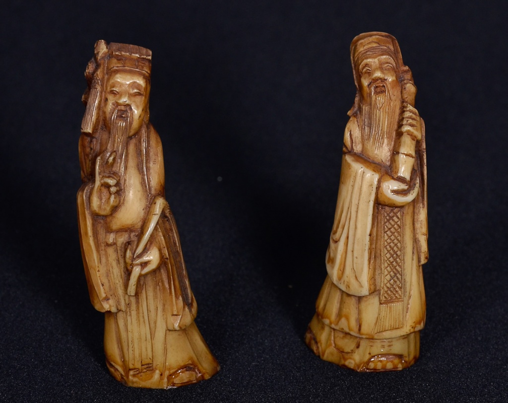 Duas estatuetas esculpidas em presa animal, alt.7 cm.