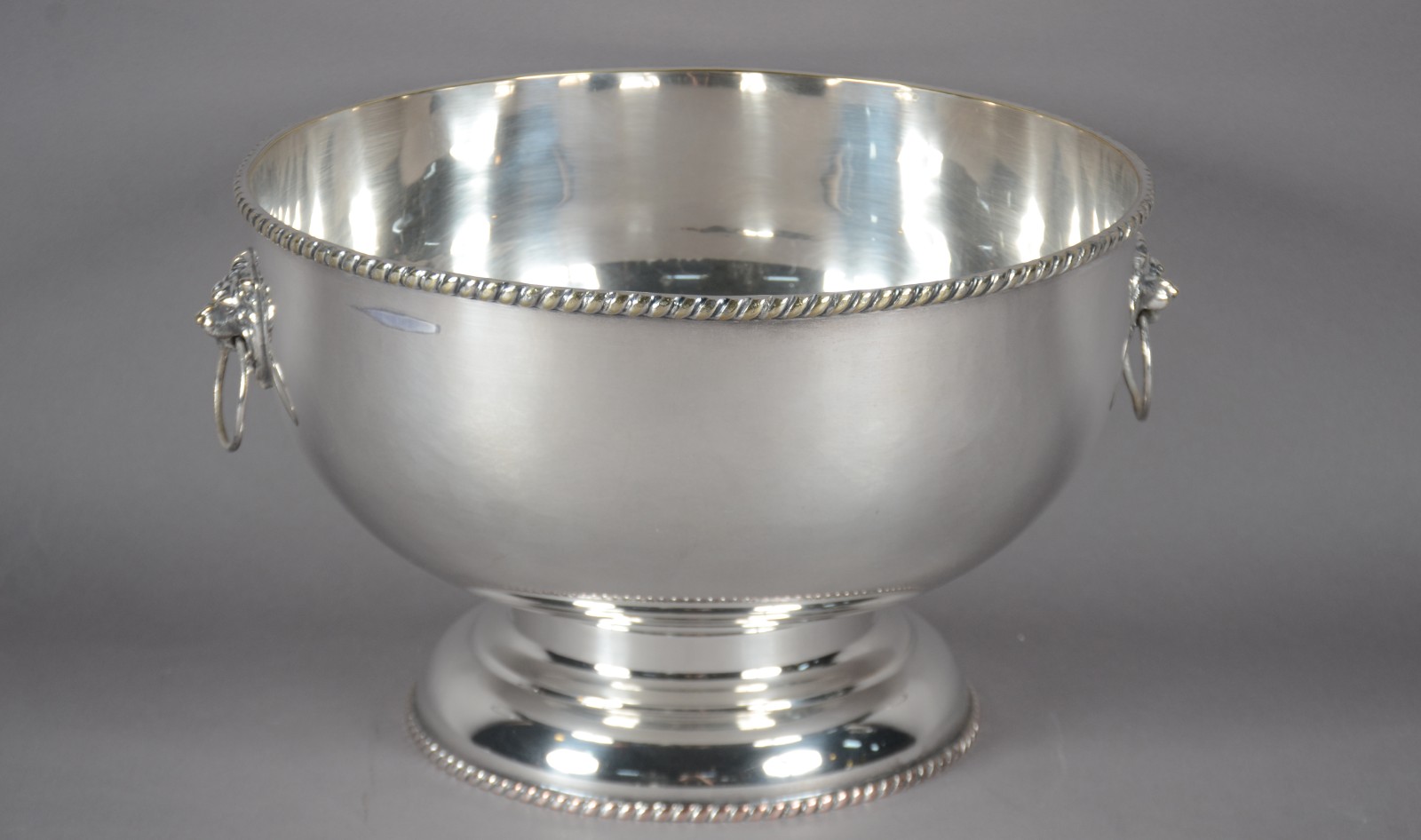 Grande bowl de metal prateado, bordas com cordoados, pegas laterais... - foto 1 de 5
