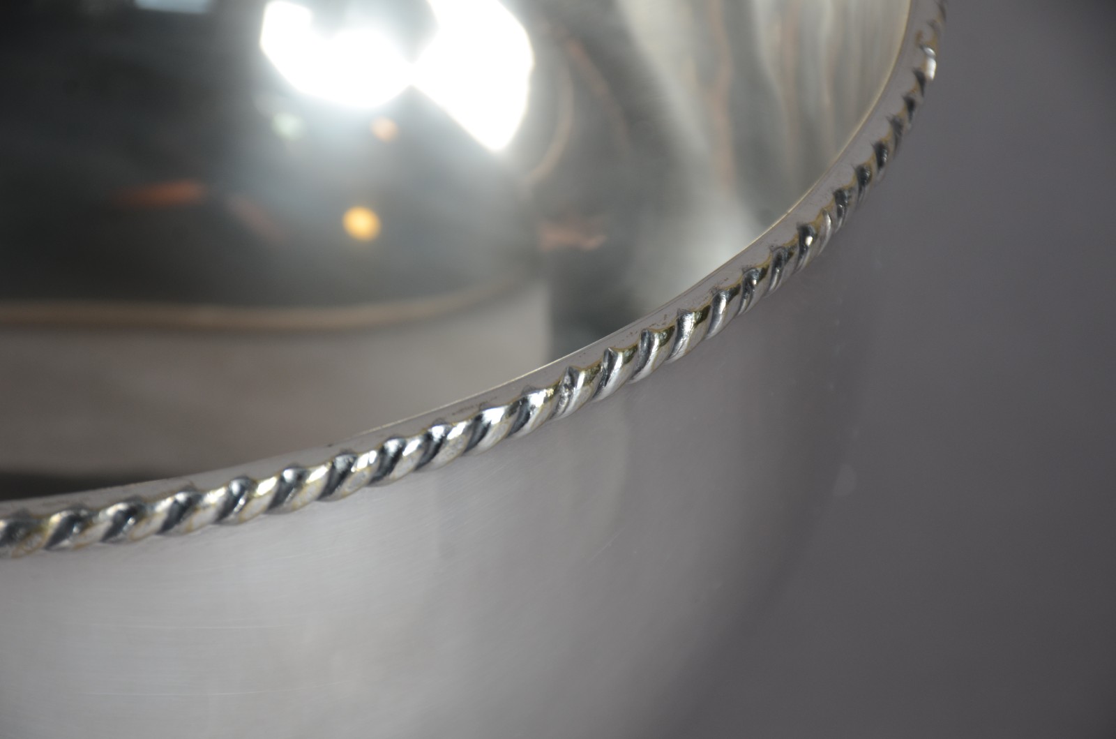 Grande bowl de metal prateado, bordas com cordoados, pegas laterais... - foto 4 de 5