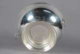 Grande bowl de metal prateado, bordas com cordo... - Grande bowl de metal prateado, bordas com cordoados, pegas laterais na forma de cabeças de leão em relevo com argolas. Desgastes.