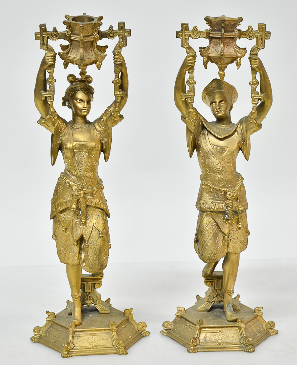 Par de castiçais franceses de bronze dourado repres.figura de nobres...