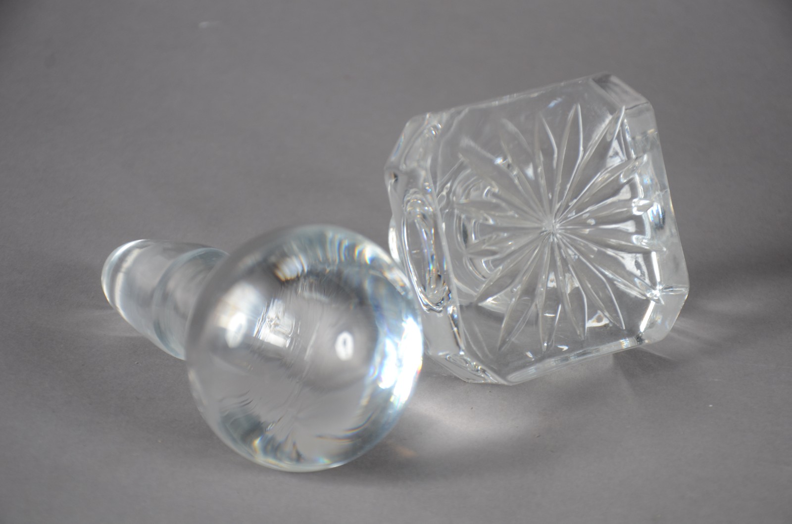 Duas licoreiras de cristal, decorações policromadas em relevo. - foto 4 de 6