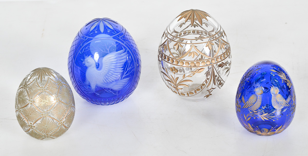 Quatro pinhas diversas, duas na cor azul, alt.8 e 9 cm.