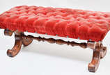 Banqueta de madeira nobre estofada em capitoné ... - Banqueta de madeira nobre estofada em capitoné com veludo vermelho, med. 1,17 x 54 alt. 45 cm.