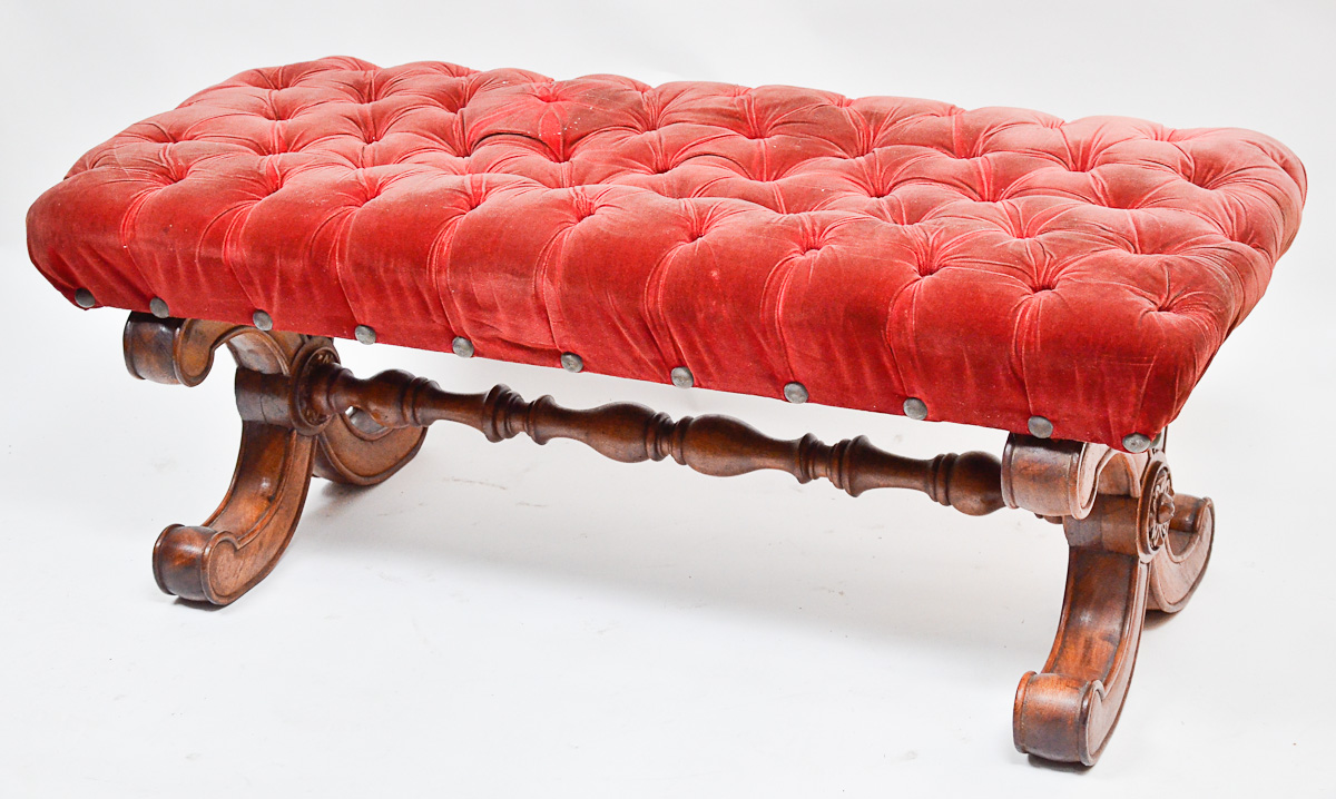 Banqueta de madeira nobre estofada em capitoné com veludo vermelho...