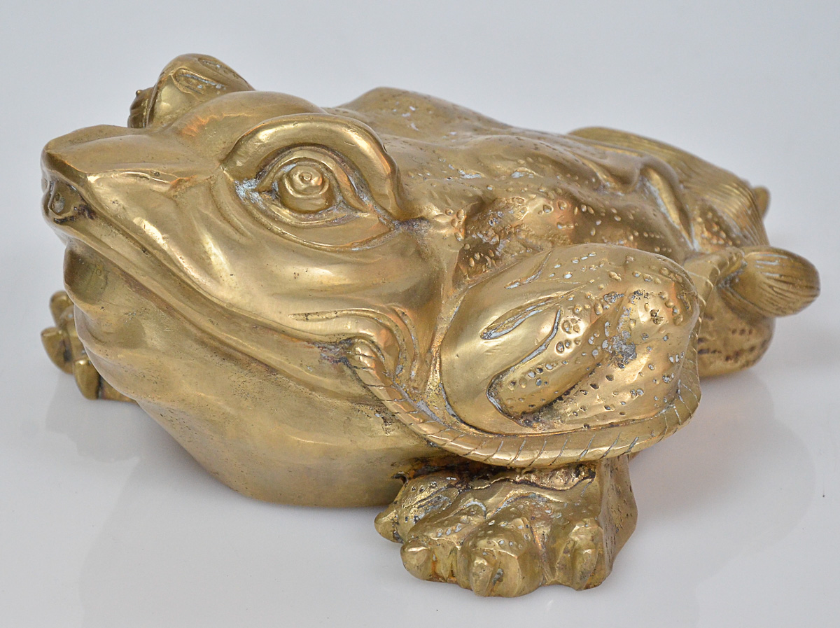 Sapo de bronze com 3 pernas, dito "da sorte", med. 22 x 28...
