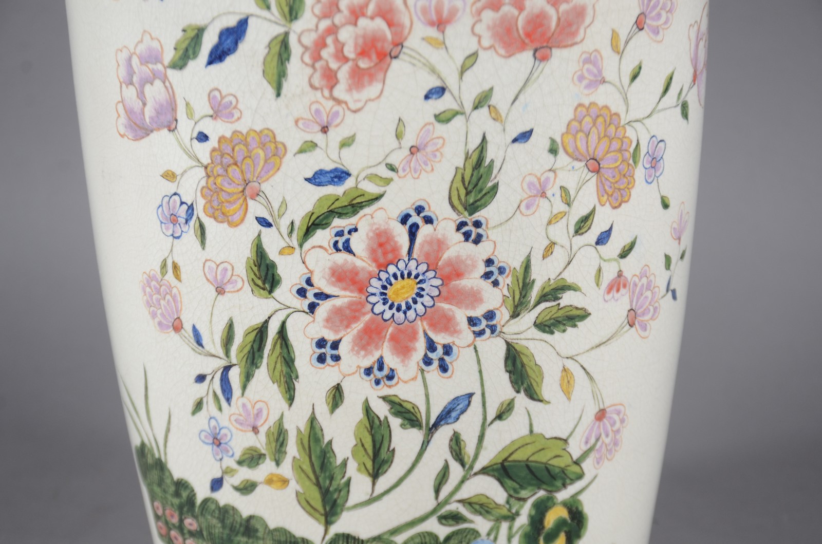 Vaso de cerâmica craquelê decorado com flores em policromia. - foto 2 de 8