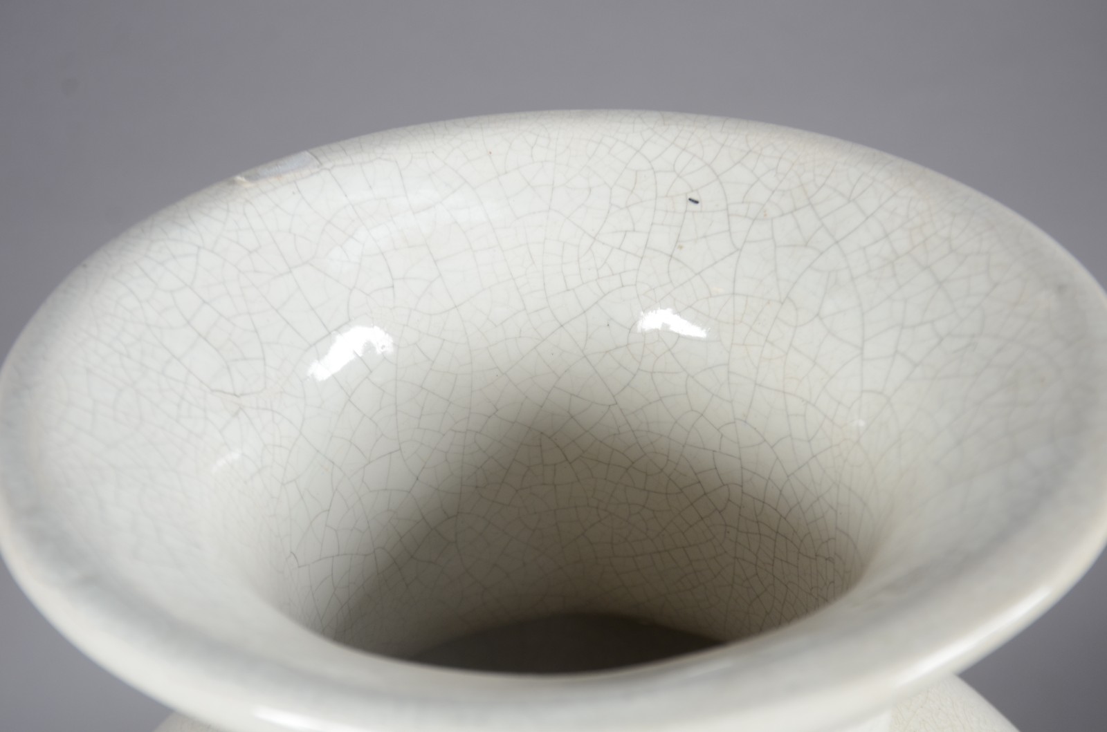 Vaso de cerâmica craquelê decorado com flores em policromia. - foto 3 de 8